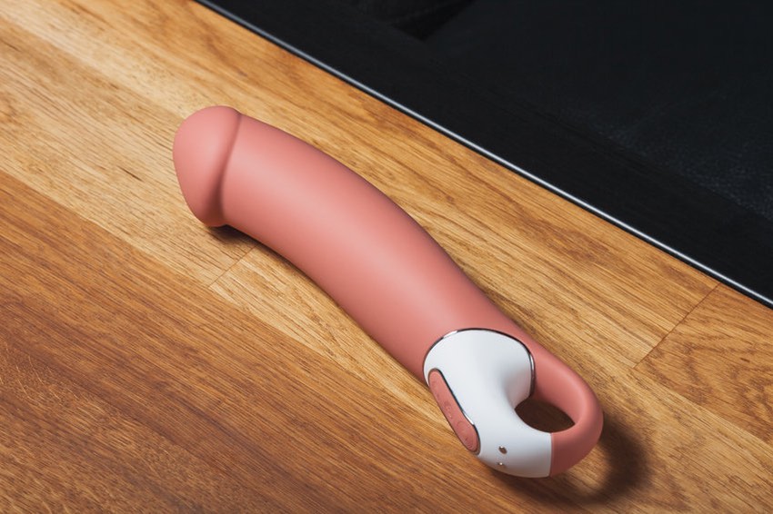 Un des sextoys gay les plus vendus. De couleur chair, vibrant, sa forme courbée est idéale pour le massage prostatique.